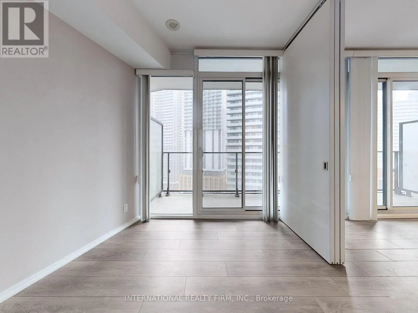 1712 - 125 PETER STREET