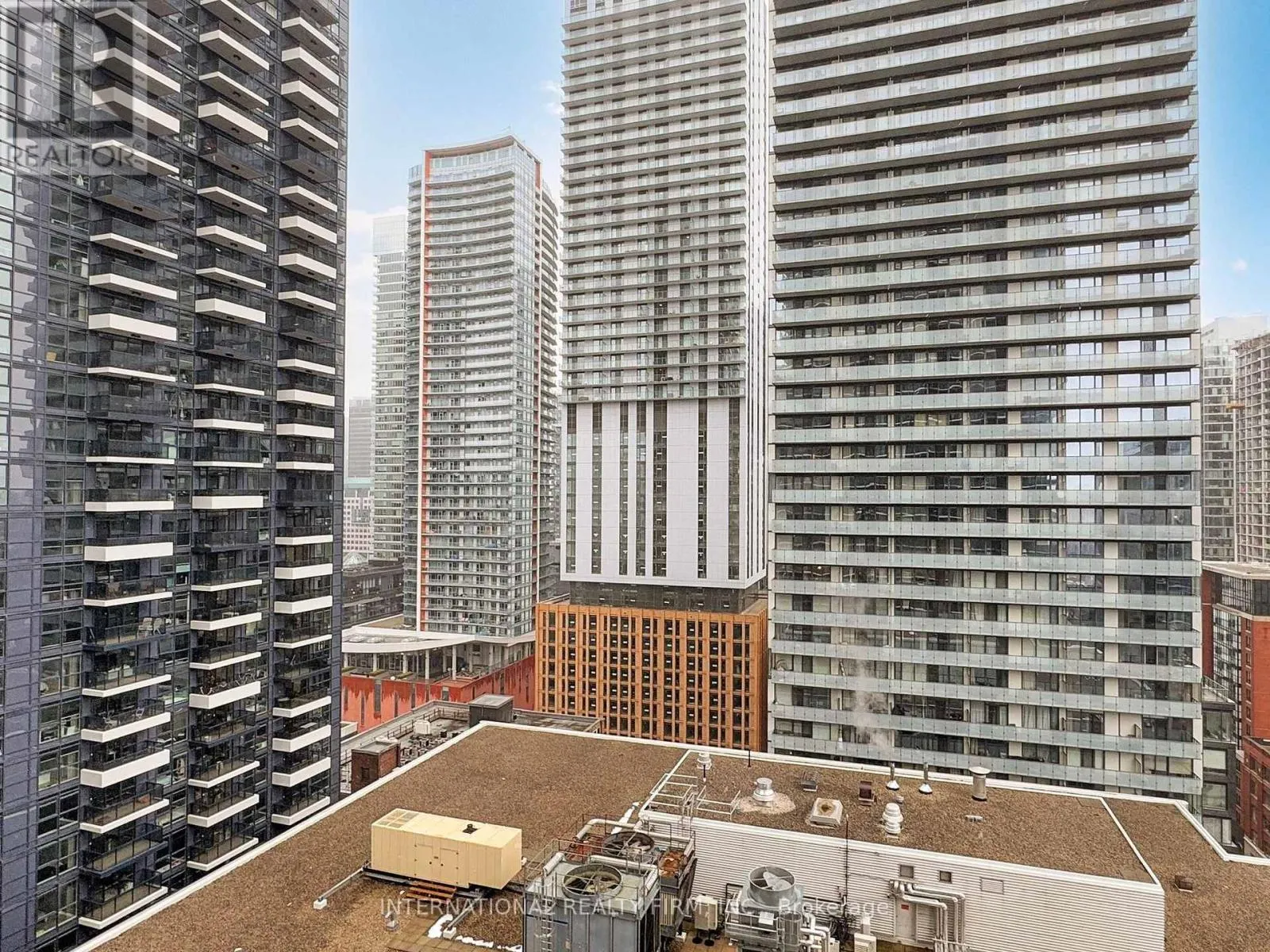 1712 - 125 PETER STREET