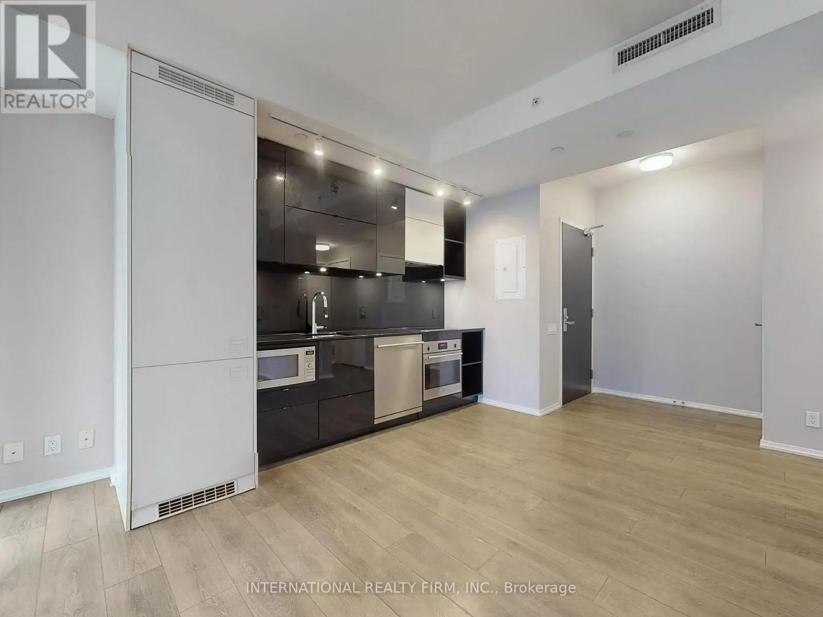 1712 - 125 PETER STREET