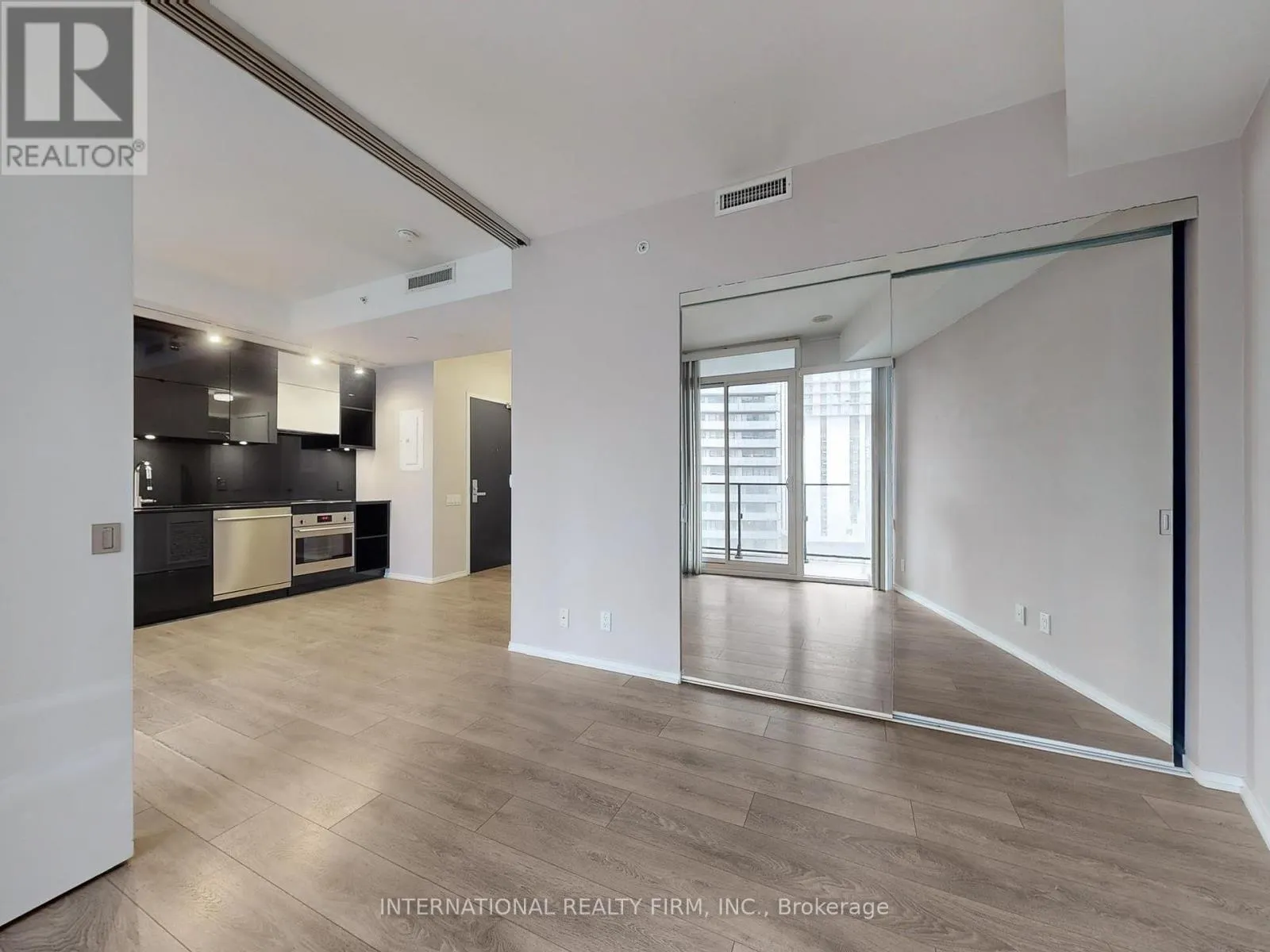 1712 - 125 PETER STREET