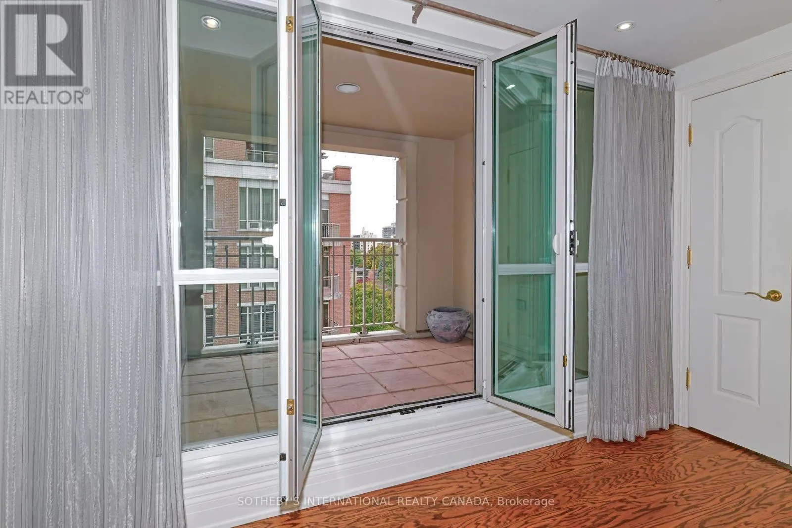 905 - 33 DELISLE AVENUE