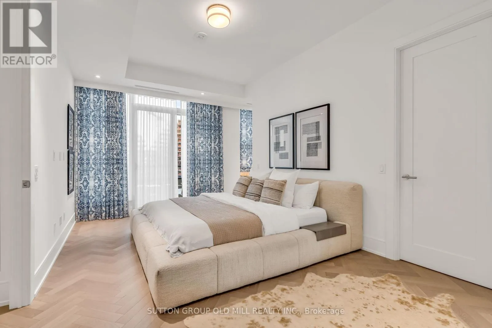 711 - 455 WELLINGTON STREET W