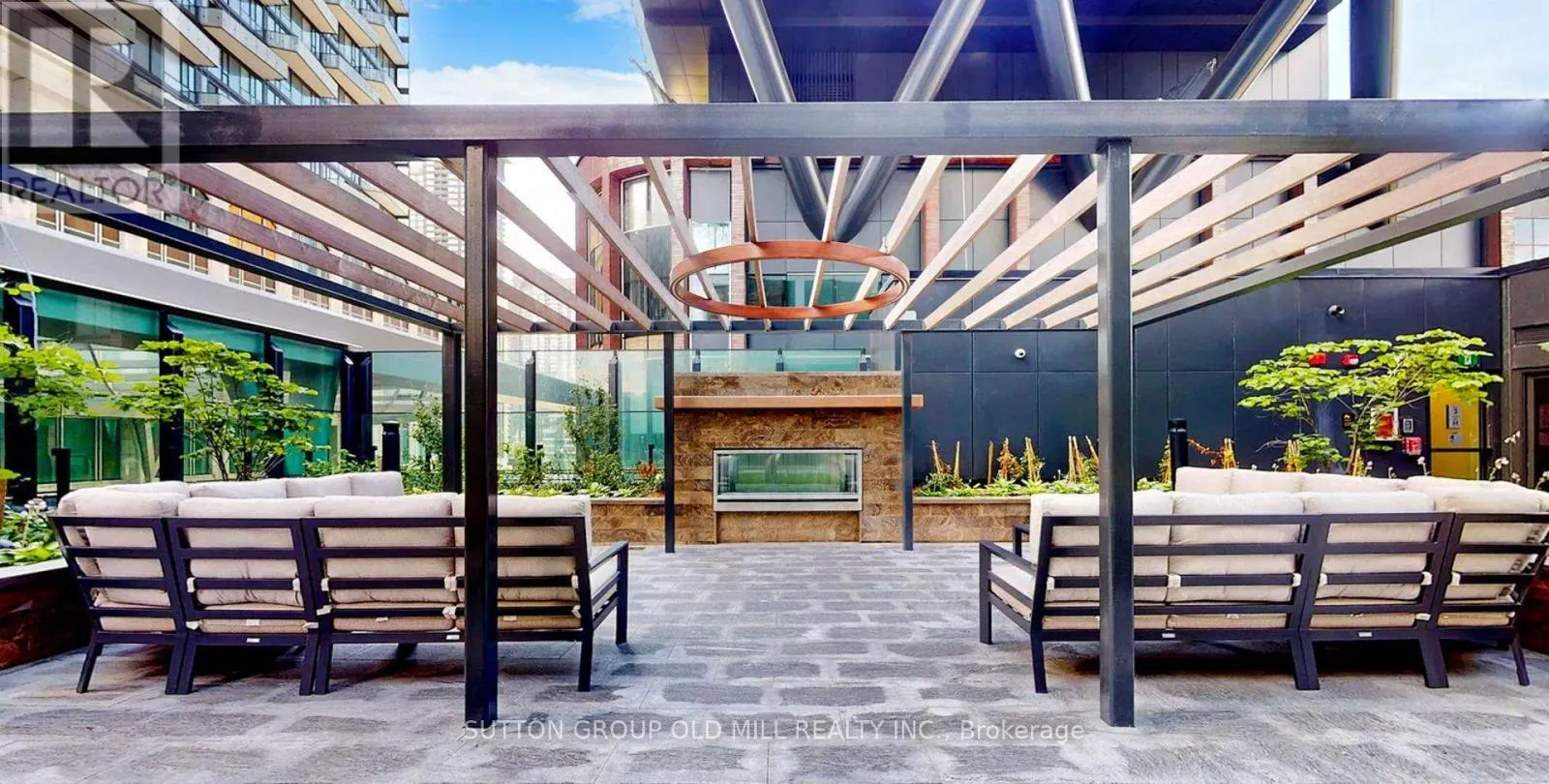 711 - 455 WELLINGTON STREET W