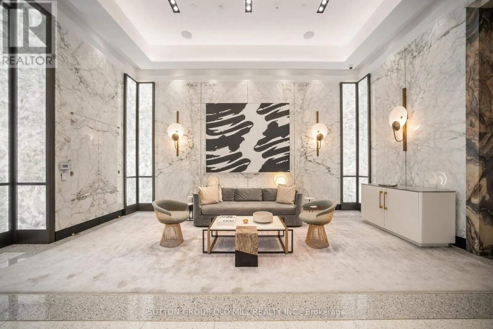 711 - 455 WELLINGTON STREET W