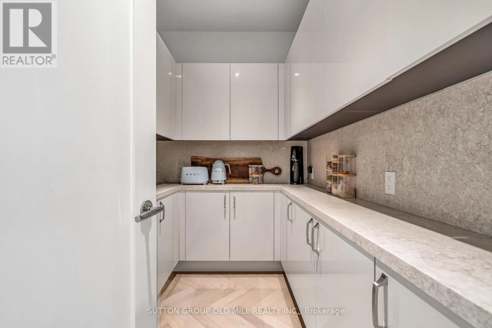 711 - 455 WELLINGTON STREET W