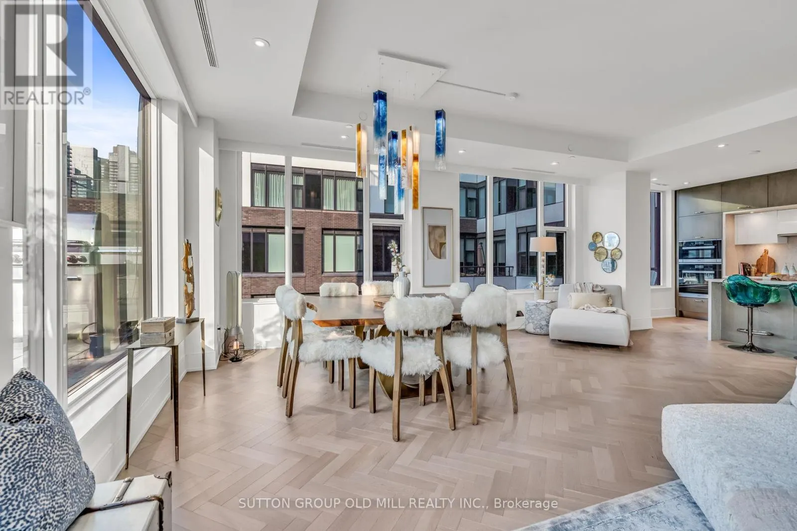 711 - 455 WELLINGTON STREET W