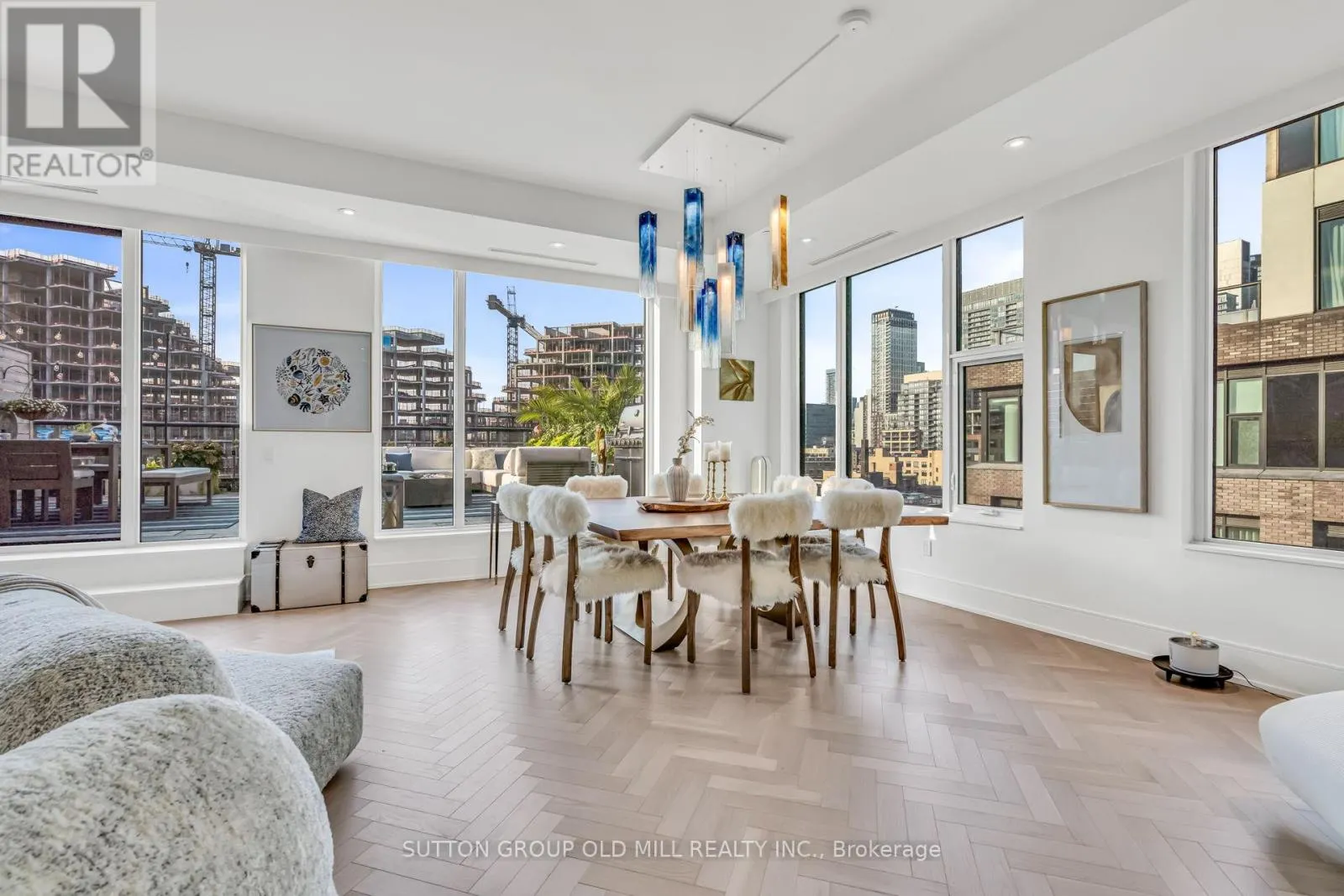 711 - 455 WELLINGTON STREET W