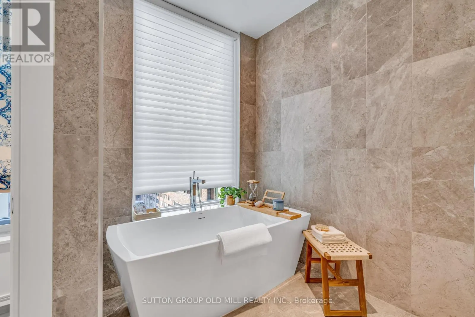 711 - 455 WELLINGTON STREET W