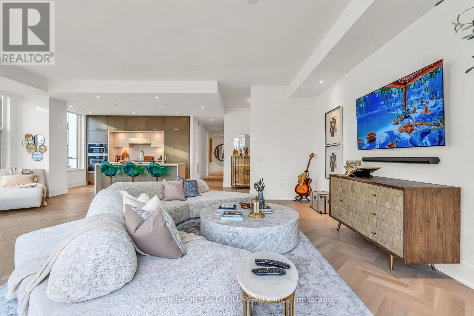 711 - 455 WELLINGTON STREET W