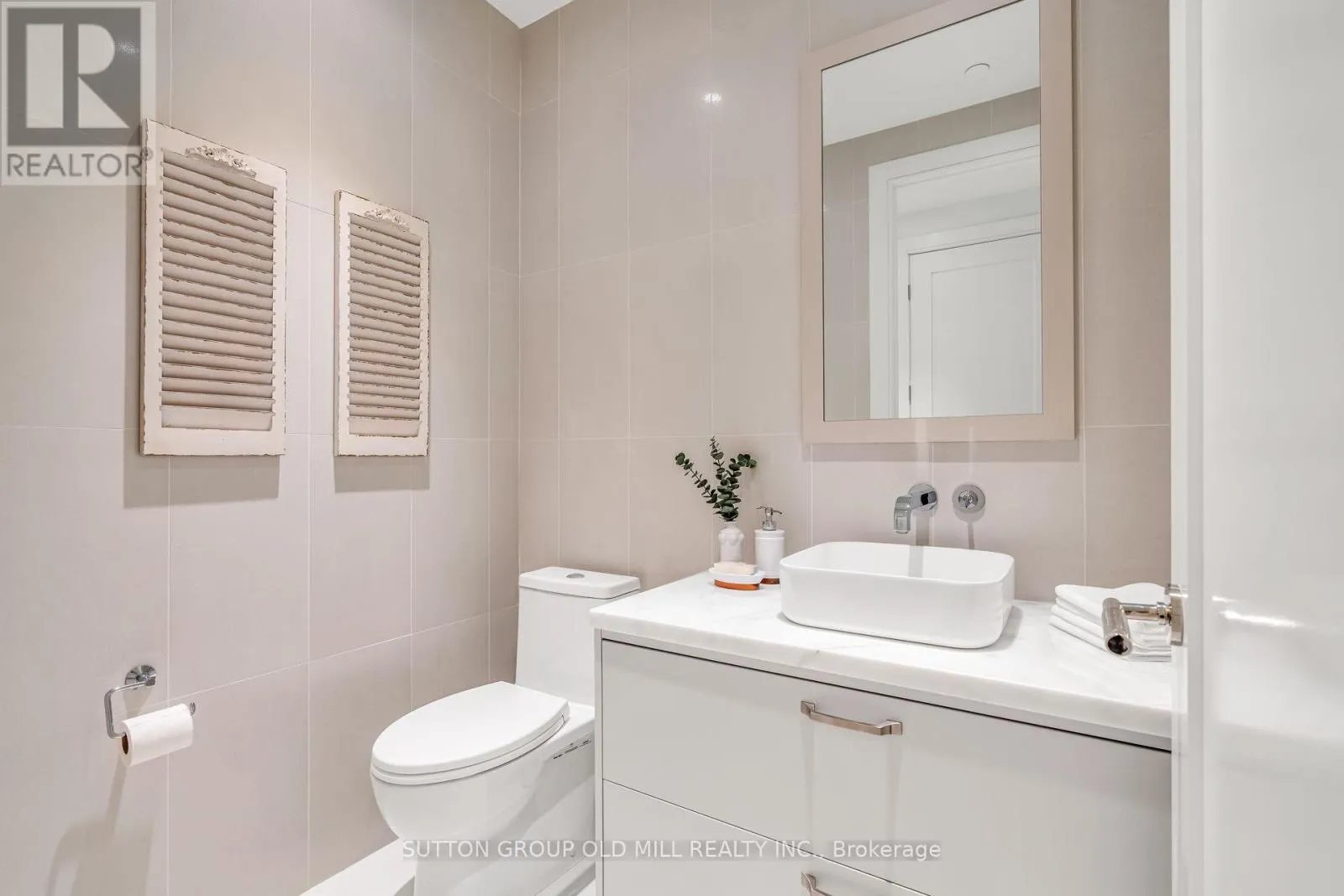 711 - 455 WELLINGTON STREET W