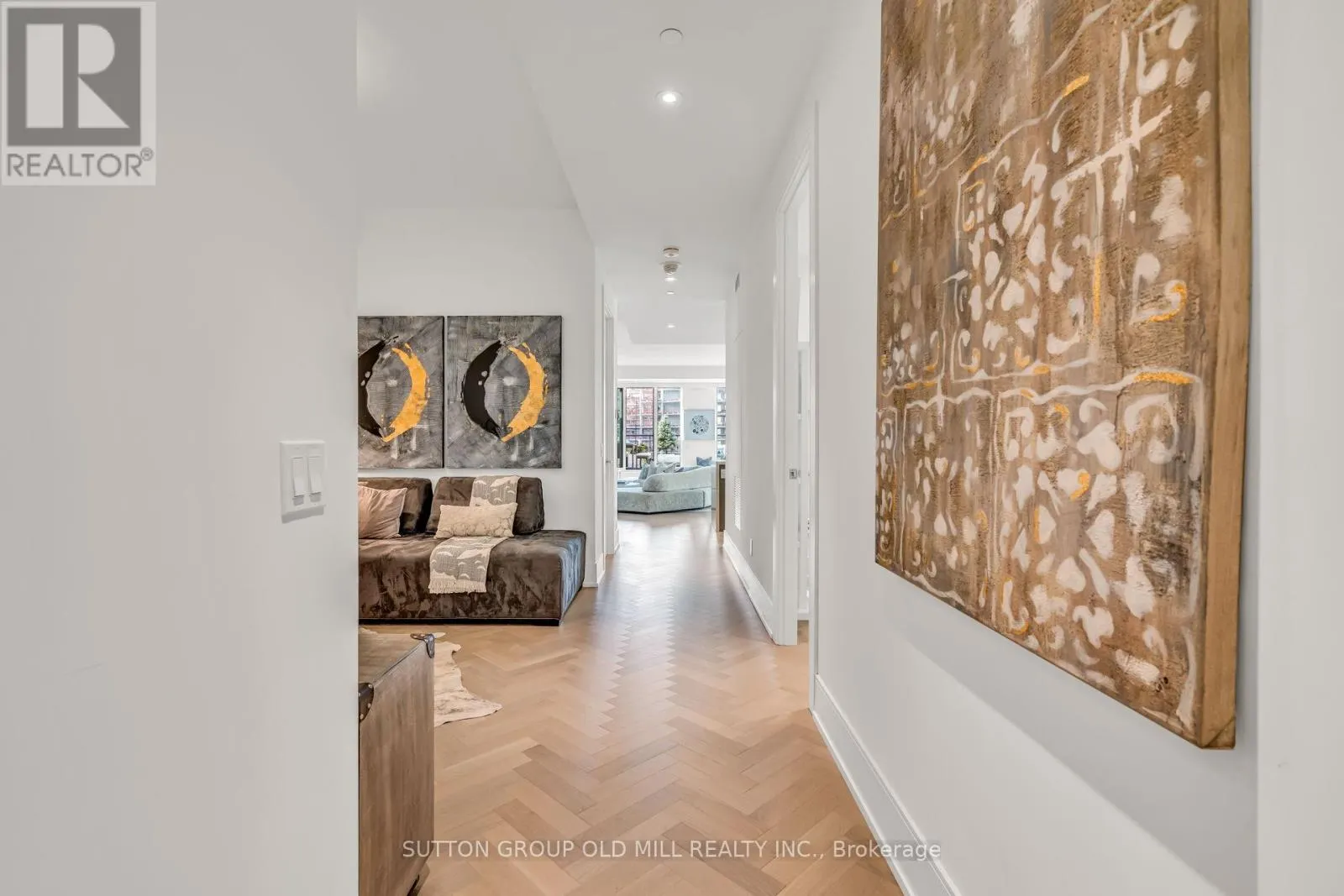 711 - 455 WELLINGTON STREET W