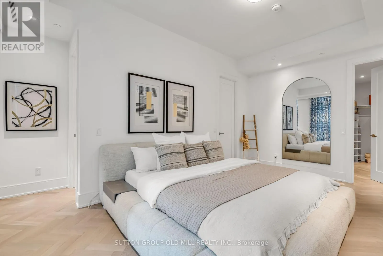 711 - 455 WELLINGTON STREET W