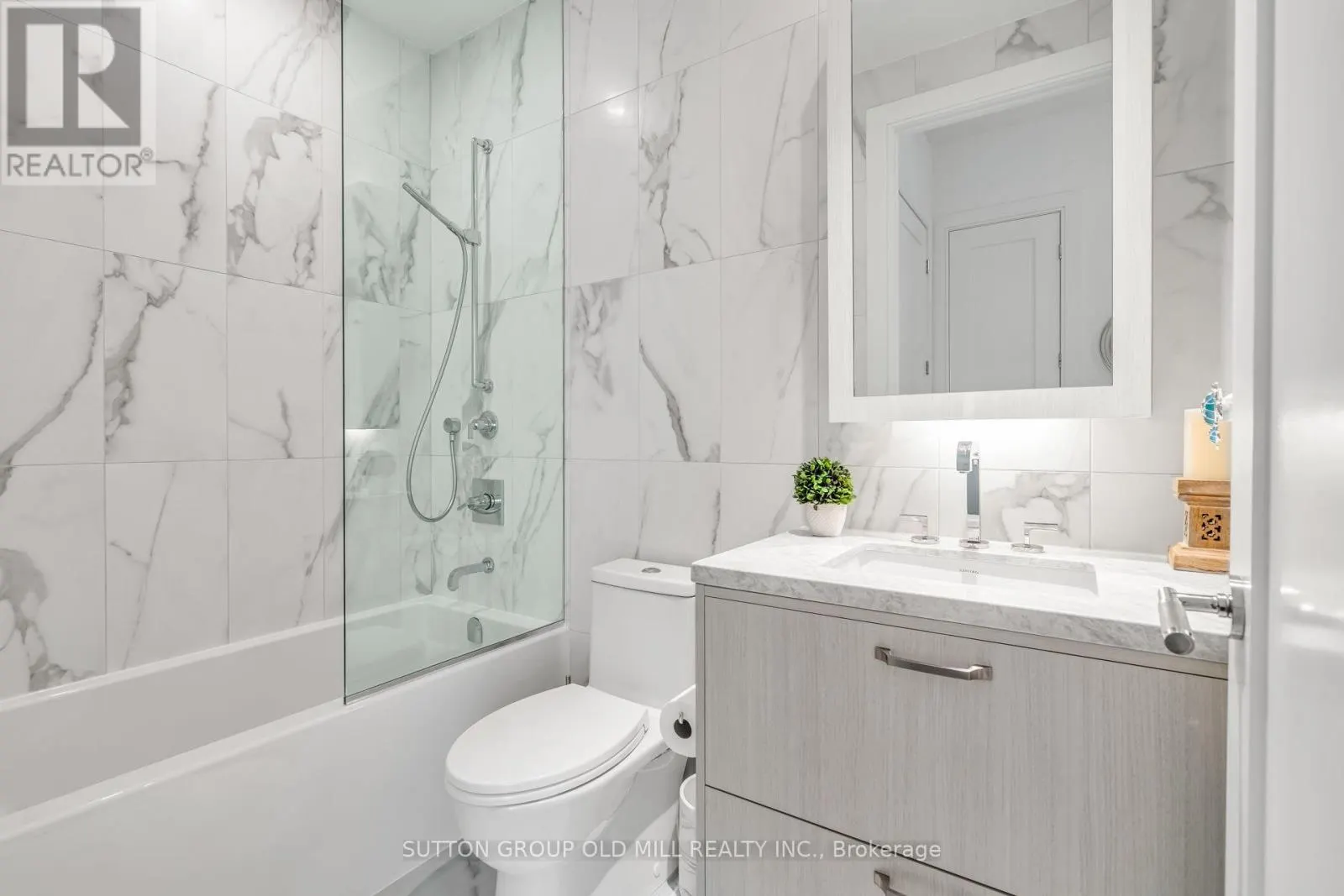 711 - 455 WELLINGTON STREET W