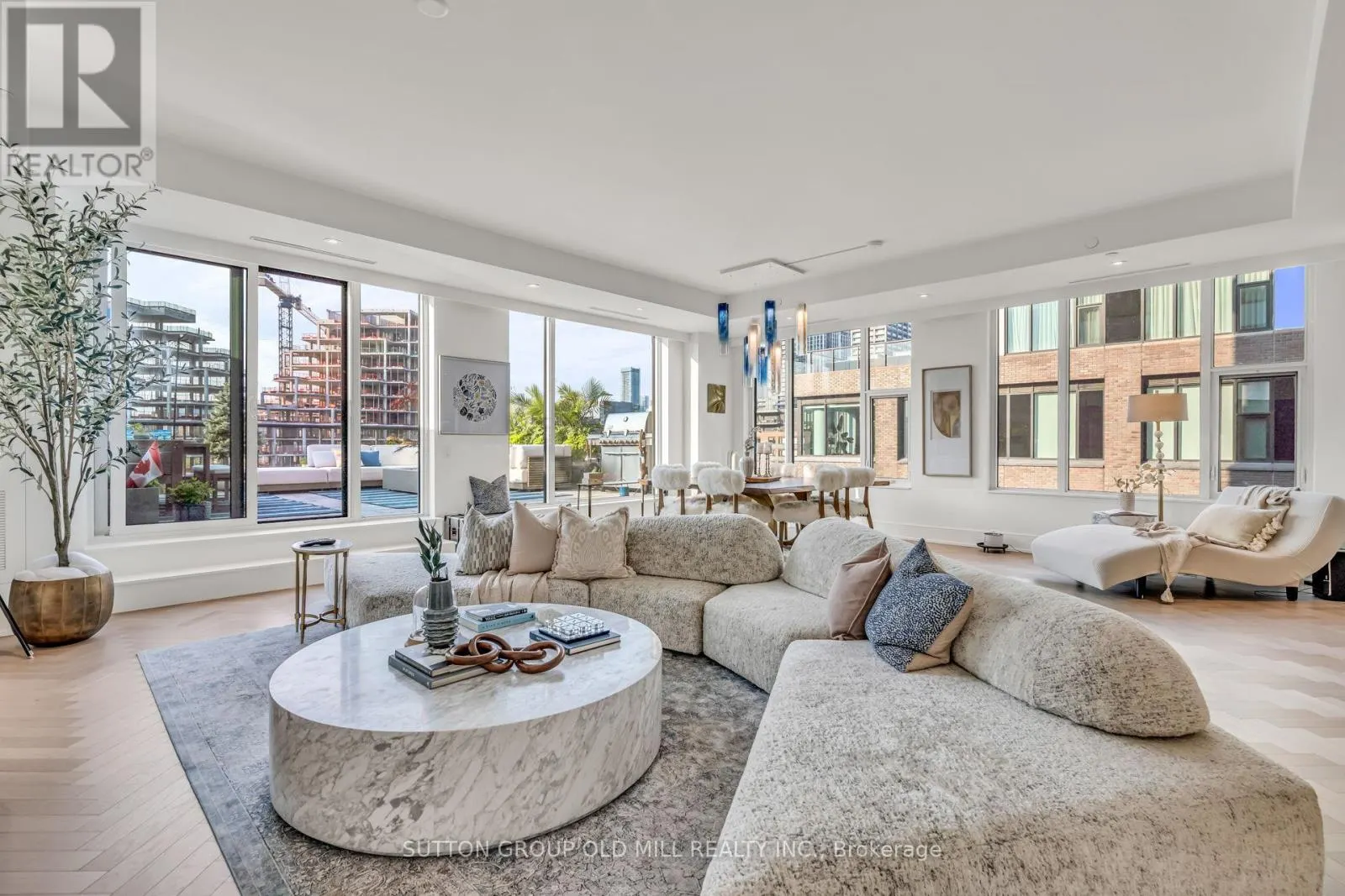 711 - 455 WELLINGTON STREET W