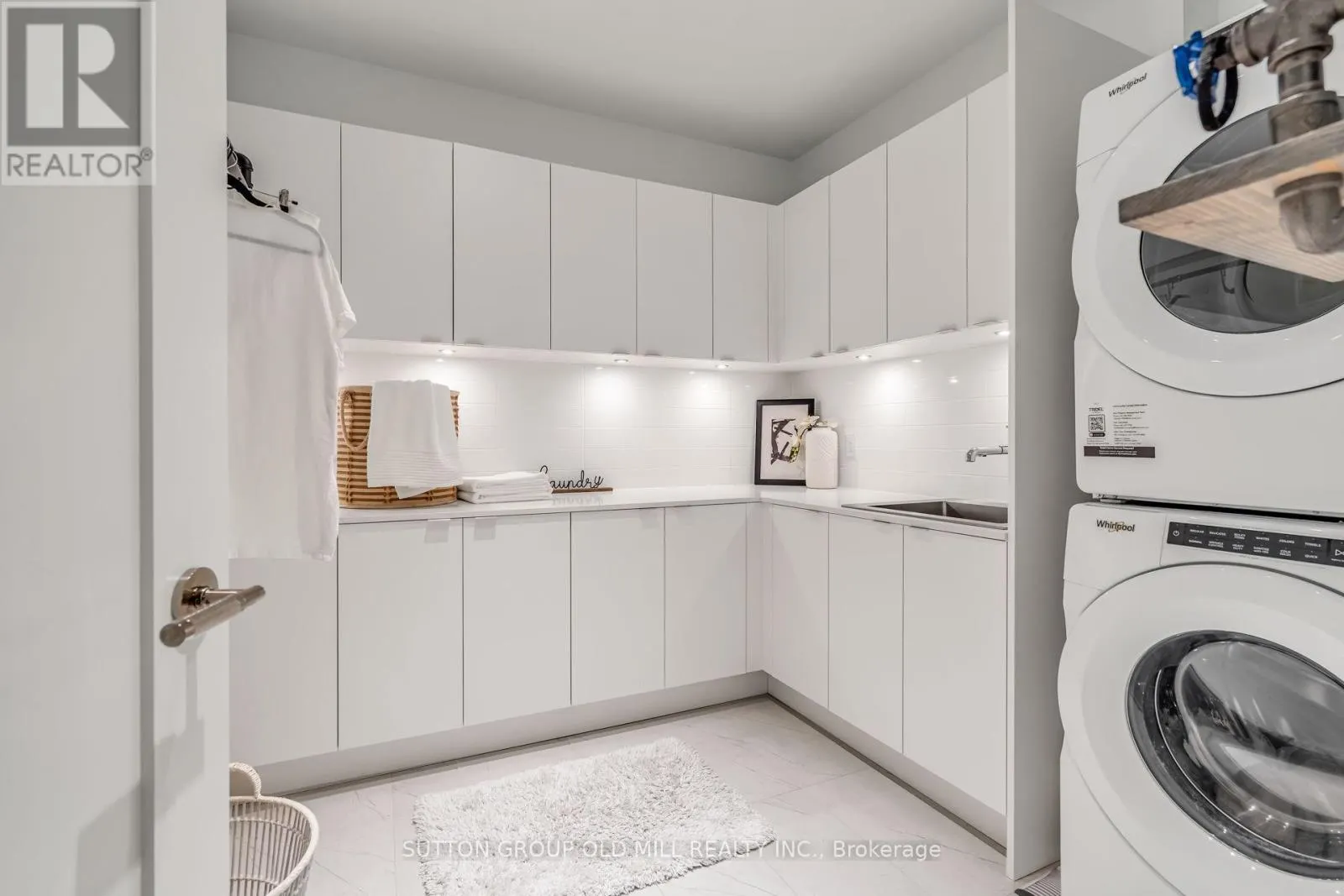 711 - 455 WELLINGTON STREET W