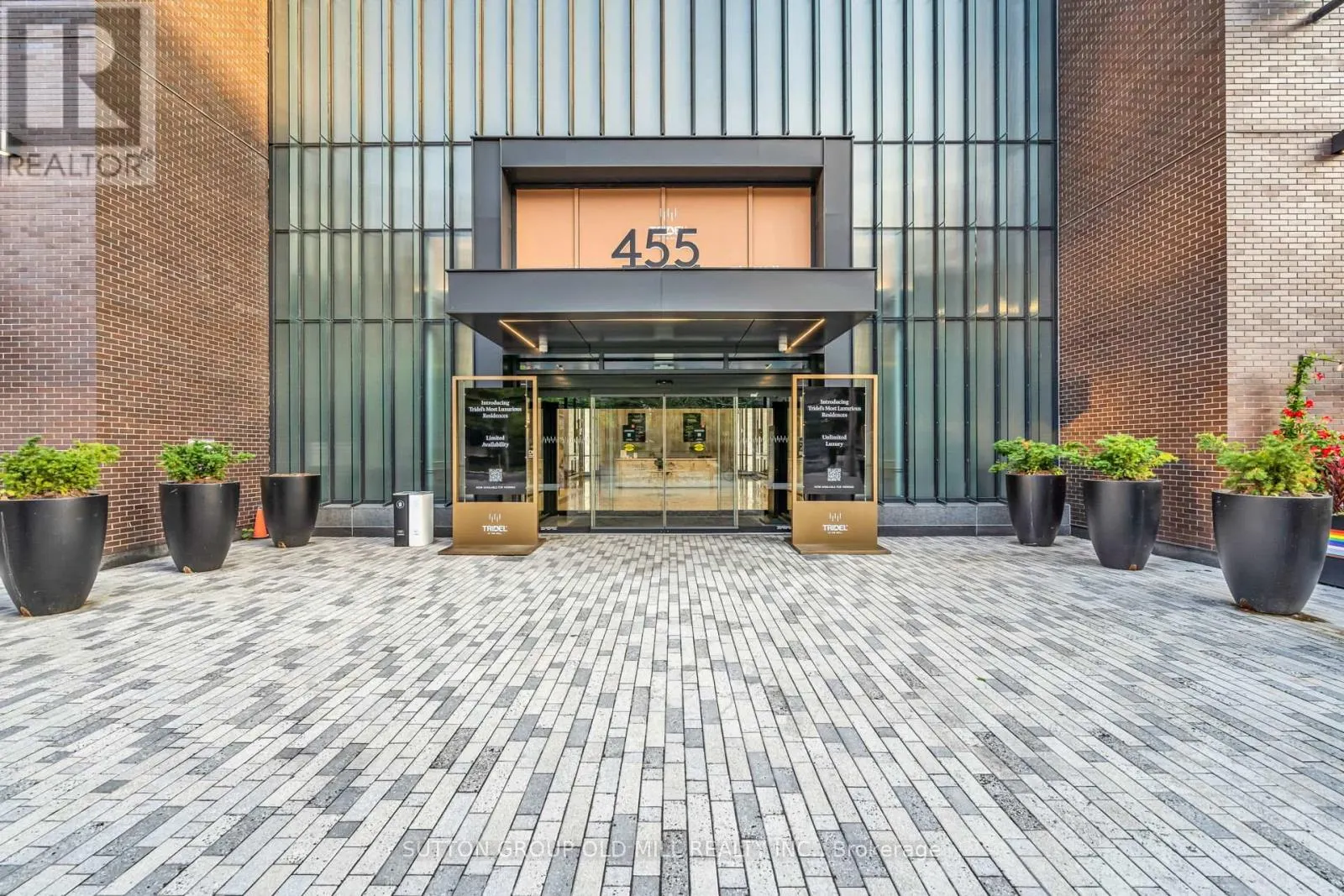 711 - 455 WELLINGTON STREET W