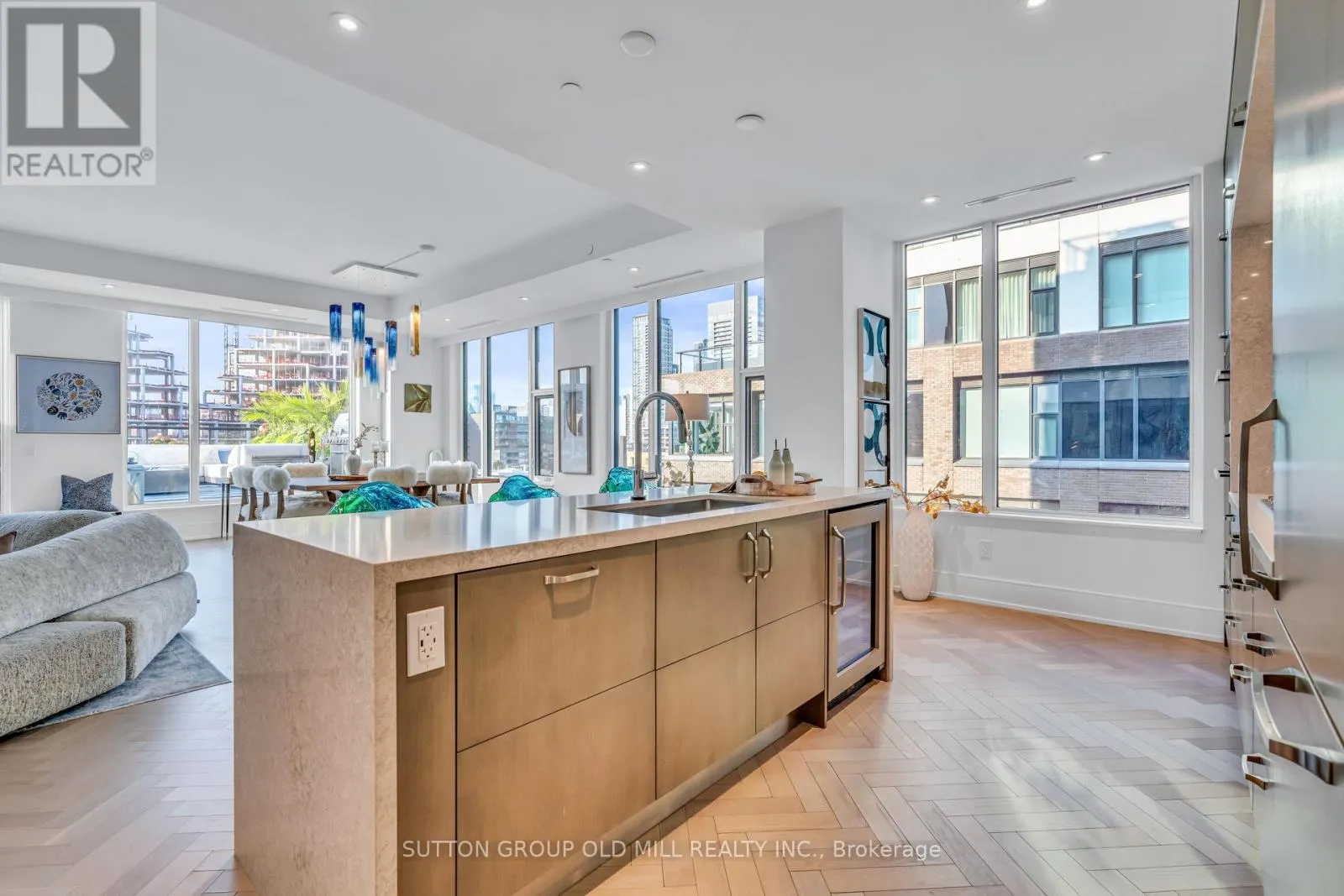 711 - 455 WELLINGTON STREET W