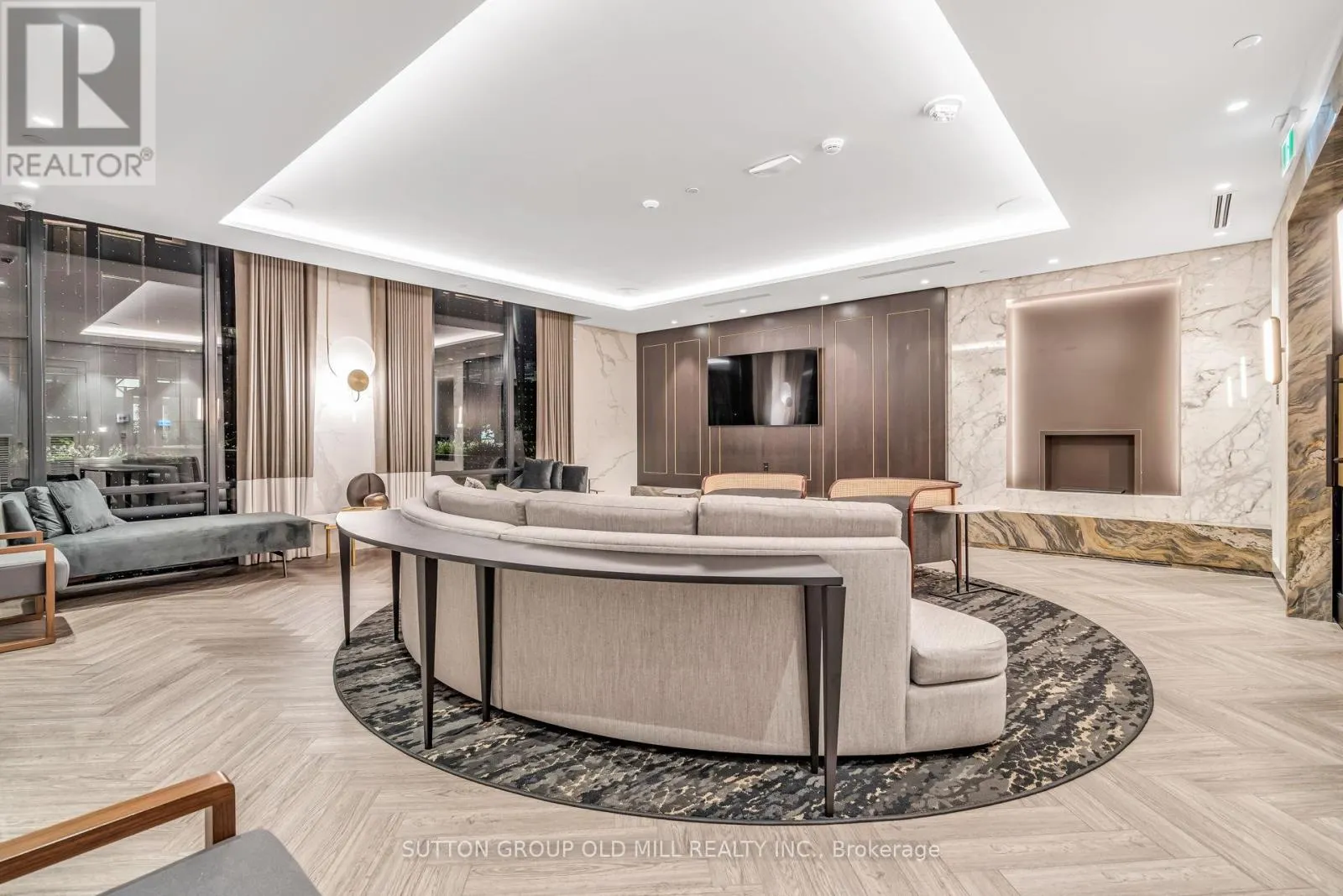 711 - 455 WELLINGTON STREET W