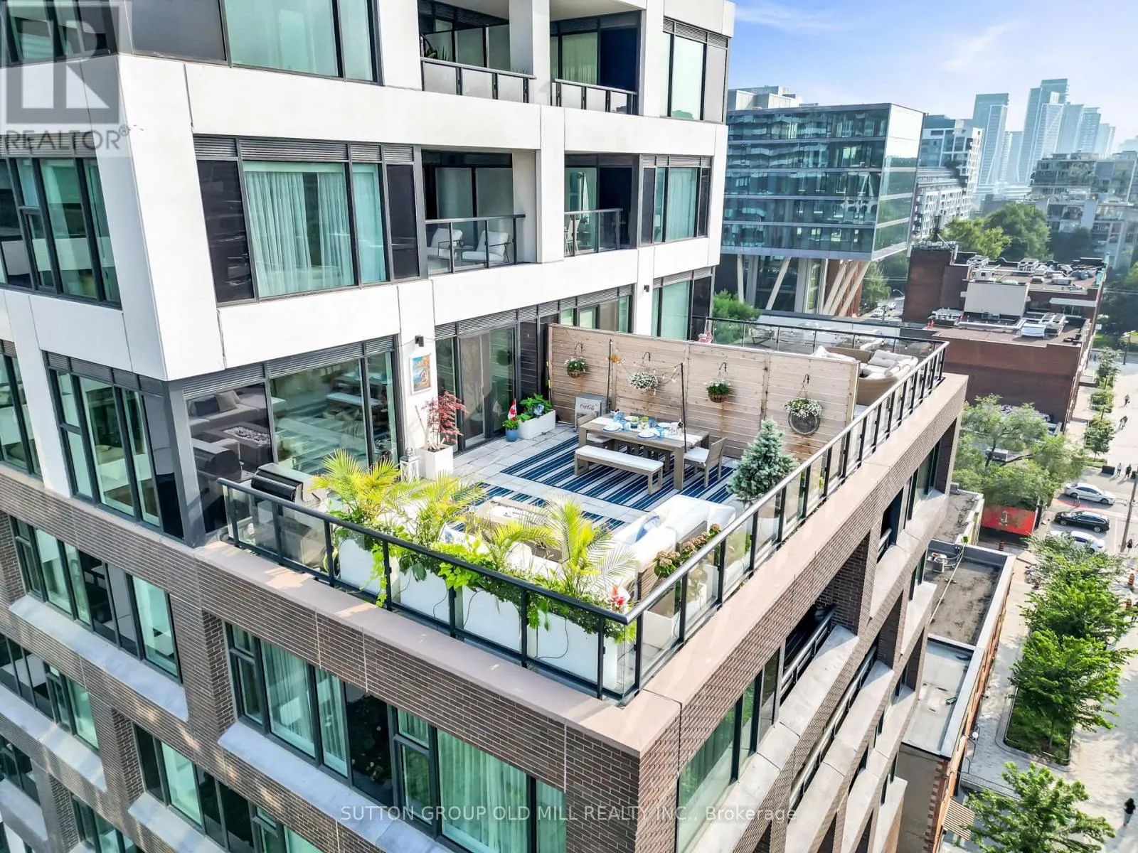 711 - 455 WELLINGTON STREET W