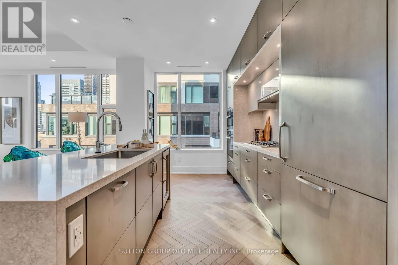 711 - 455 WELLINGTON STREET W