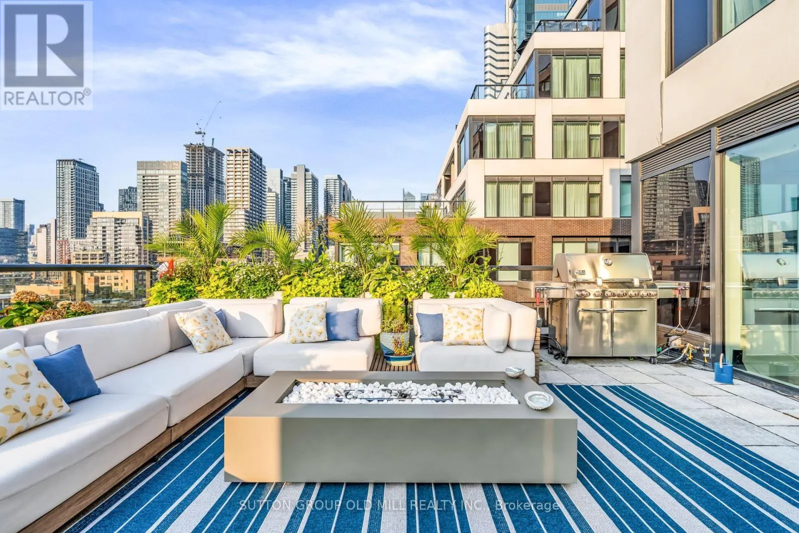 711 - 455 WELLINGTON STREET W