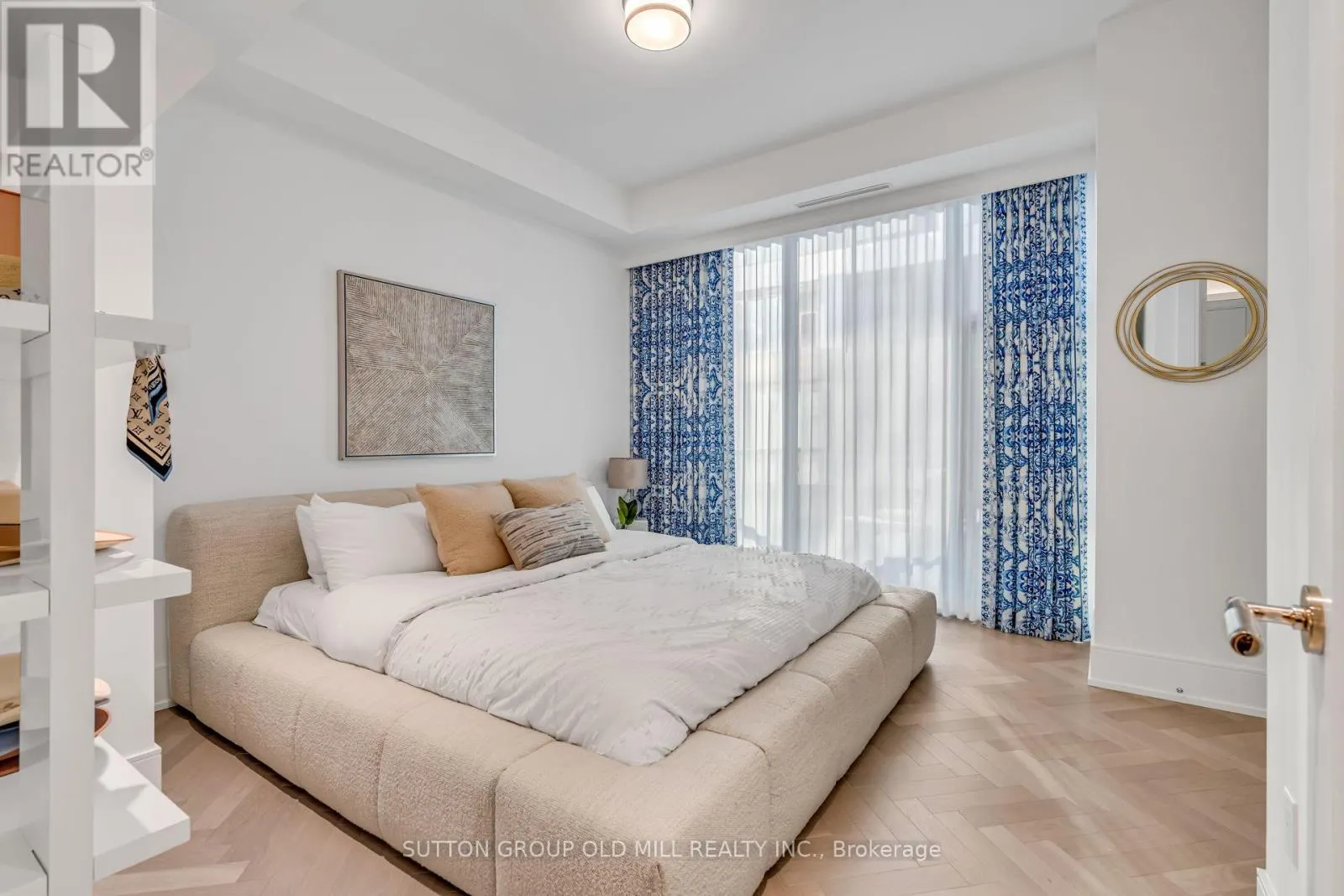 711 - 455 WELLINGTON STREET W