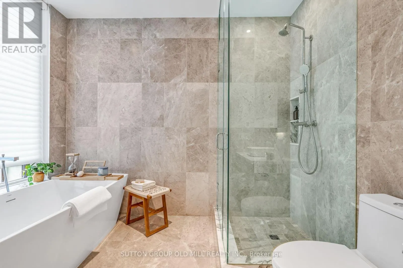 711 - 455 WELLINGTON STREET W