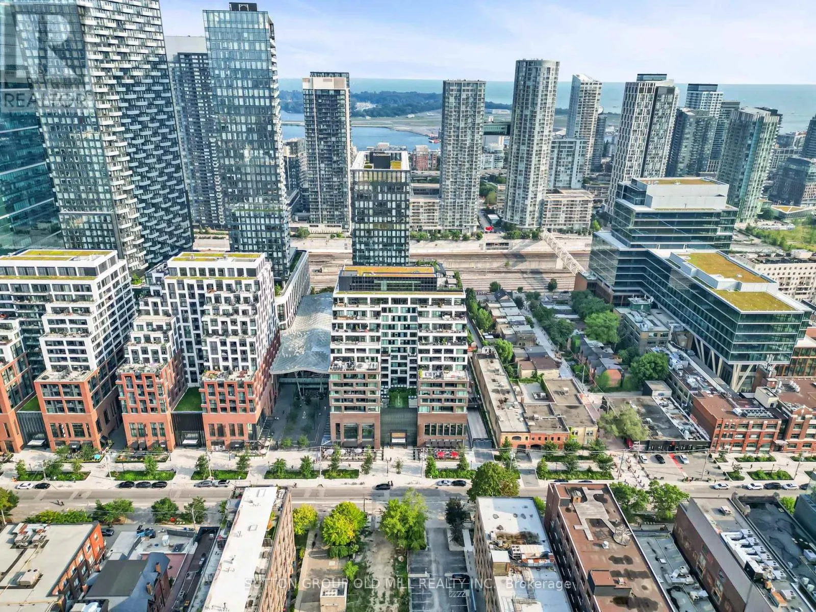 711 - 455 WELLINGTON STREET W