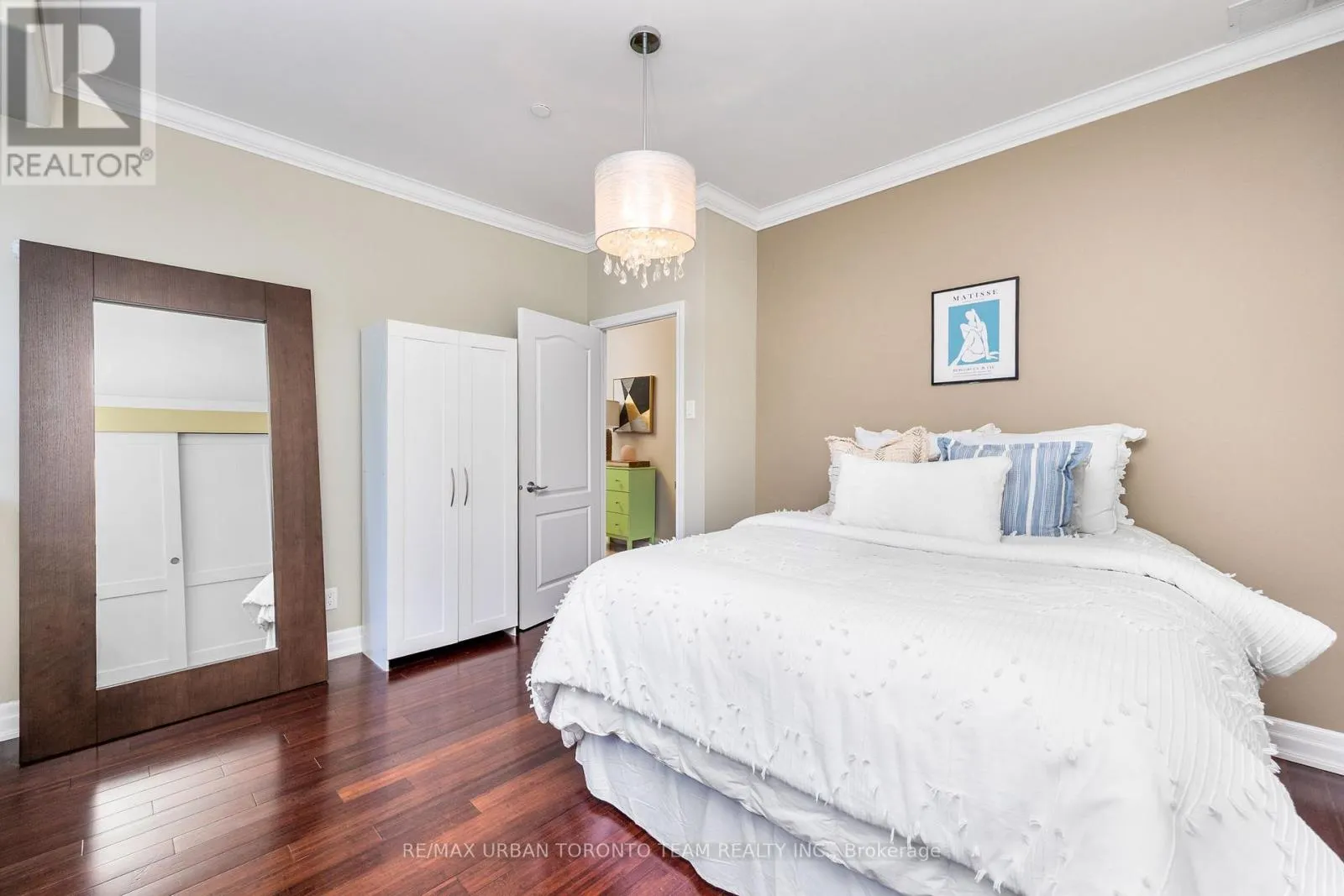 401 - 393 KING STREET W