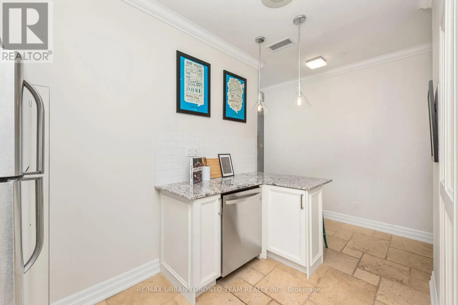 401 - 393 KING STREET W