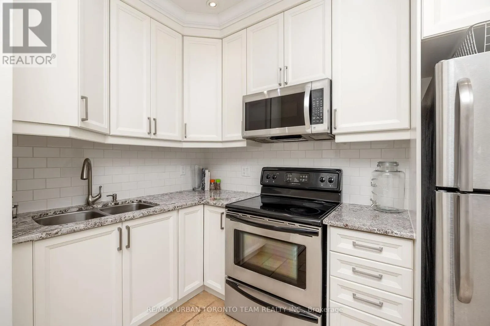 401 - 393 KING STREET W