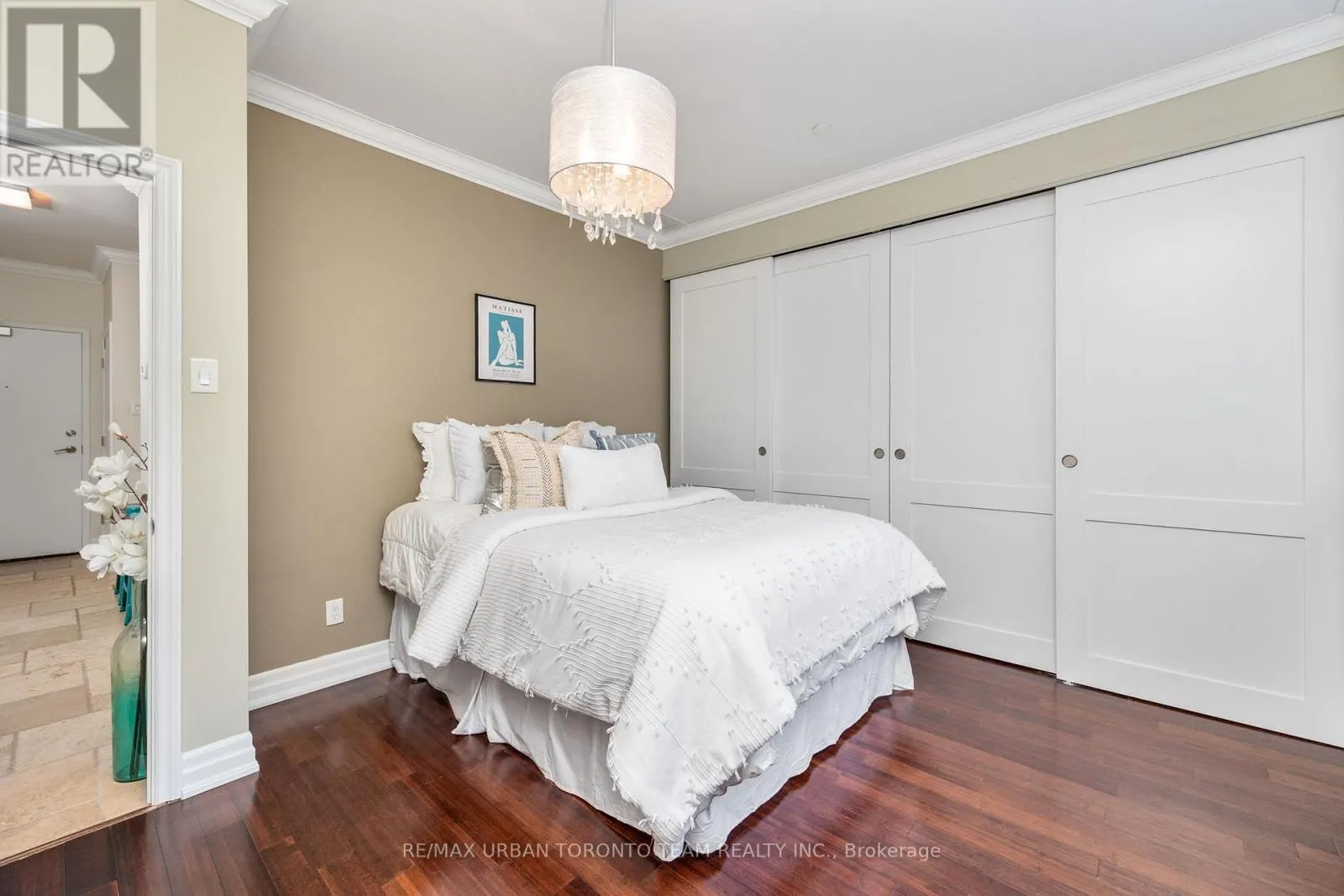 401 - 393 KING STREET W