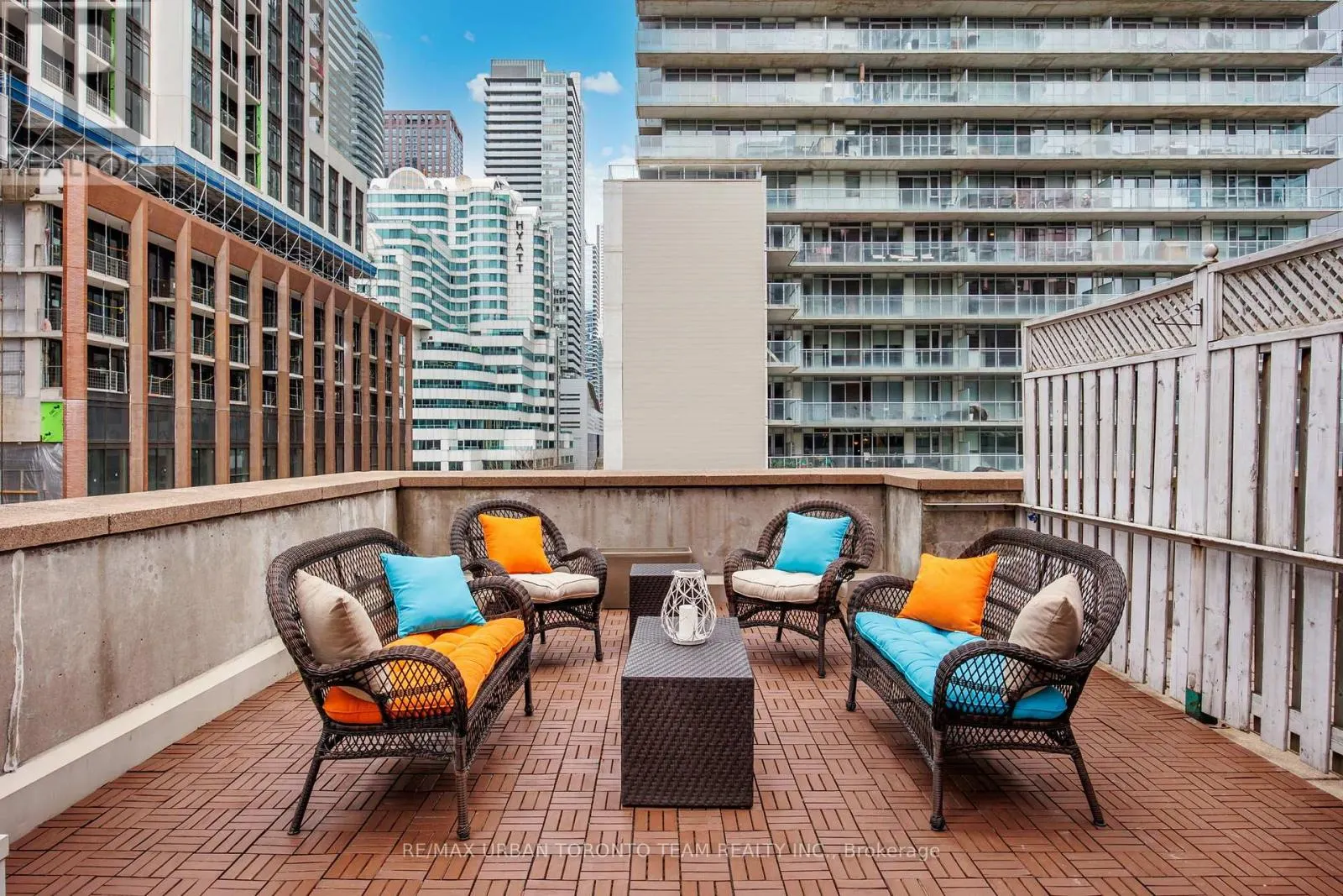 401 - 393 KING STREET W