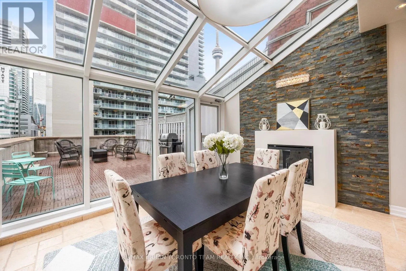 401 - 393 KING STREET W