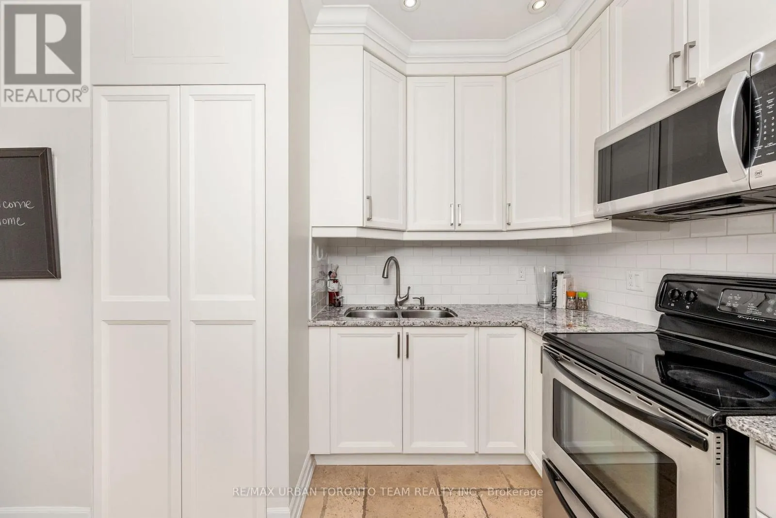 401 - 393 KING STREET W