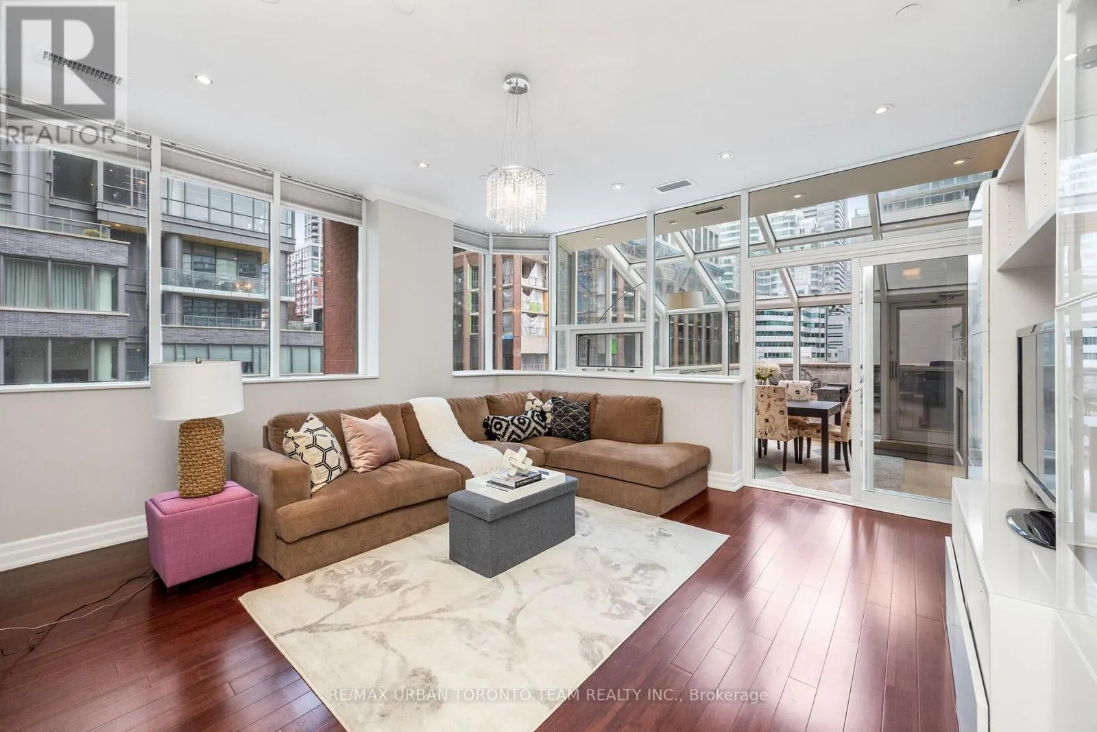 401 - 393 KING STREET W