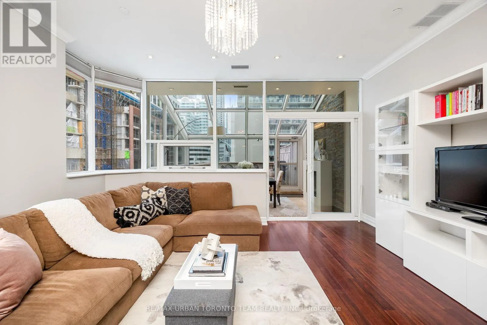 401 - 393 KING STREET W