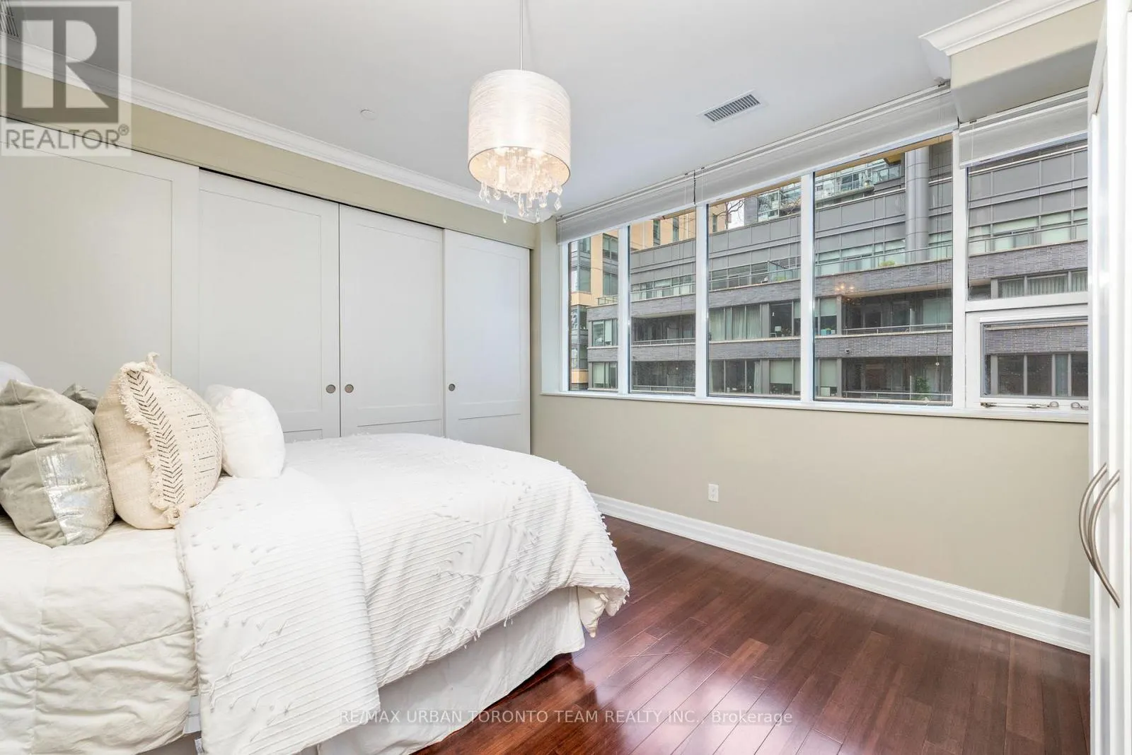 401 - 393 KING STREET W