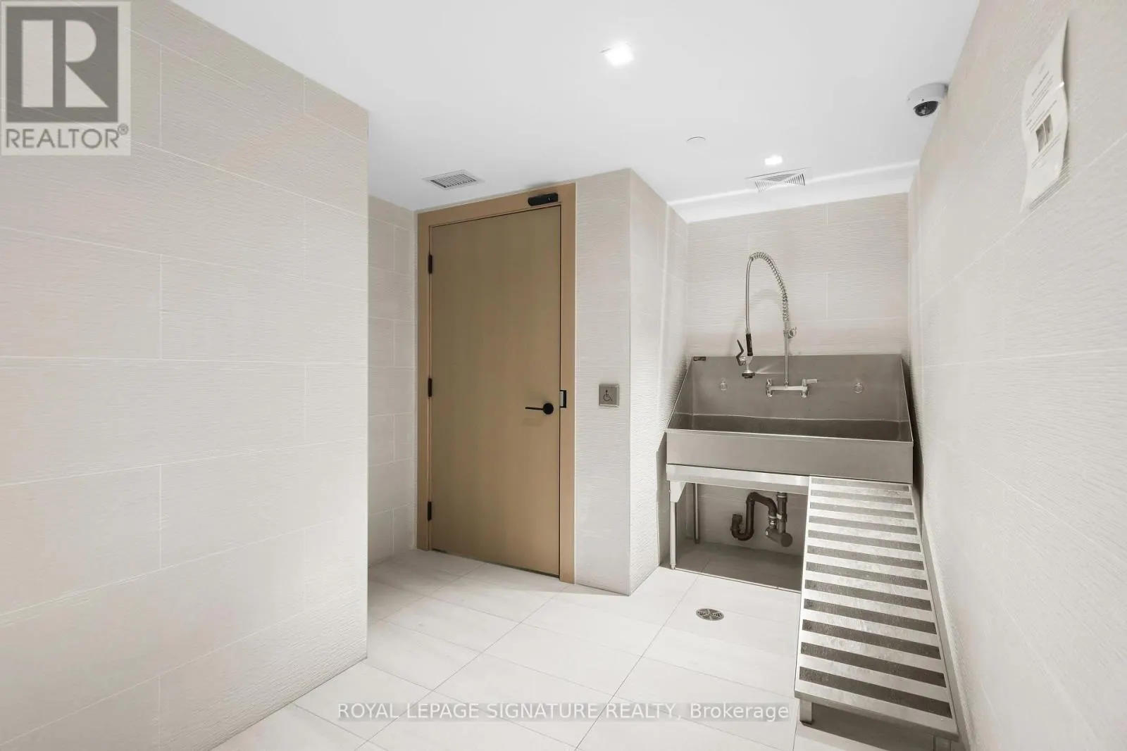 2208 - 117 BROADWAY AVENUE