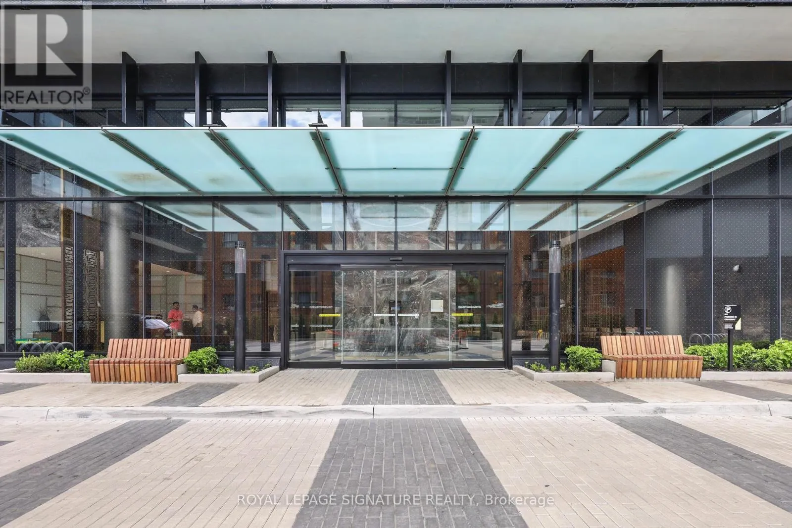 2208 - 117 BROADWAY AVENUE