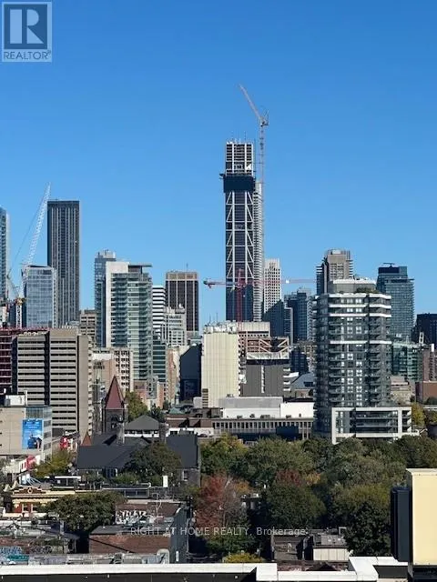 2101B - 762 BATHURST STREET