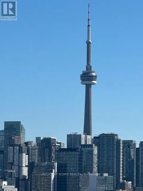 2101B - 762 BATHURST STREET