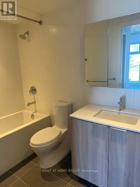 2101B - 762 BATHURST STREET