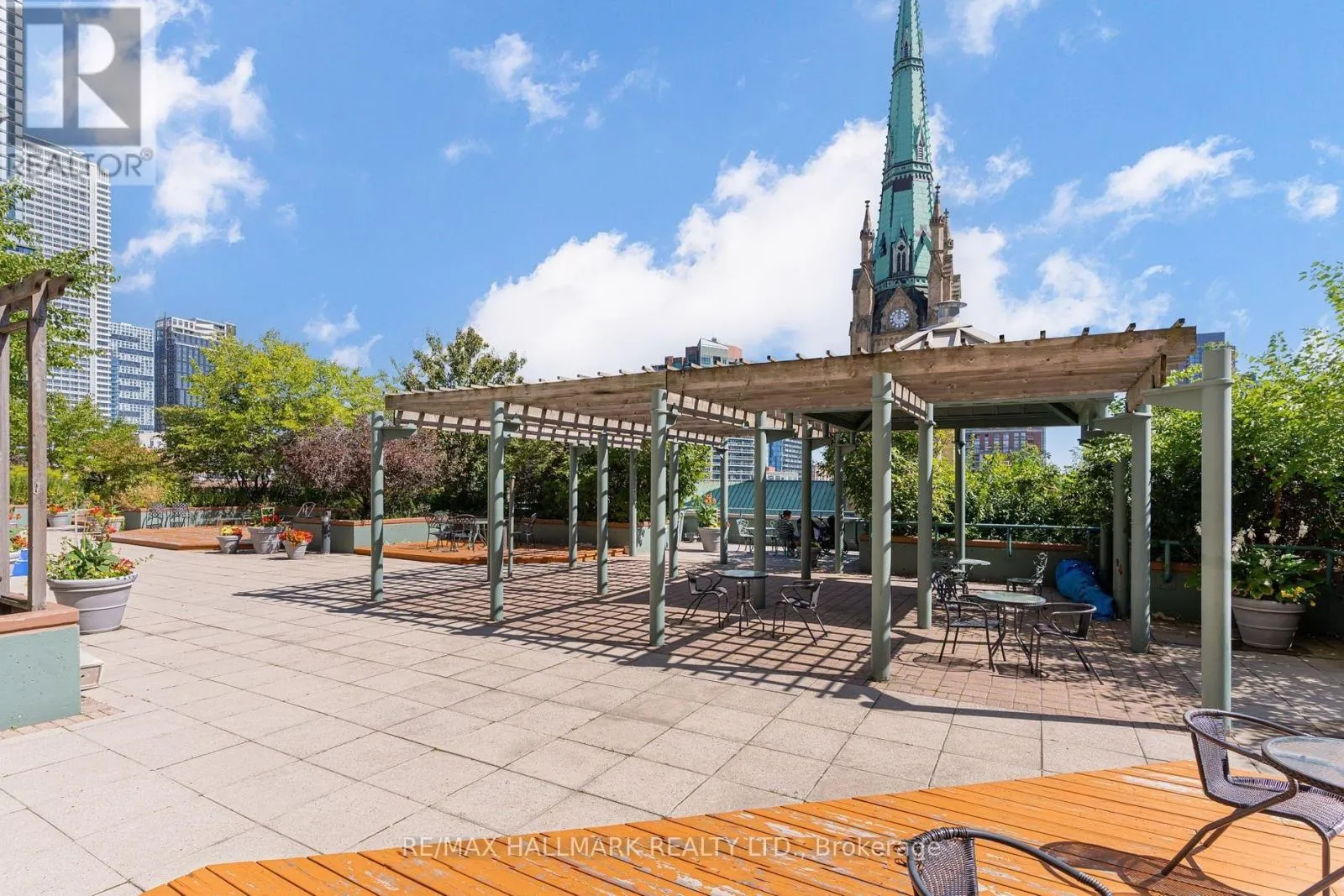 216 - 92 KING STREET E