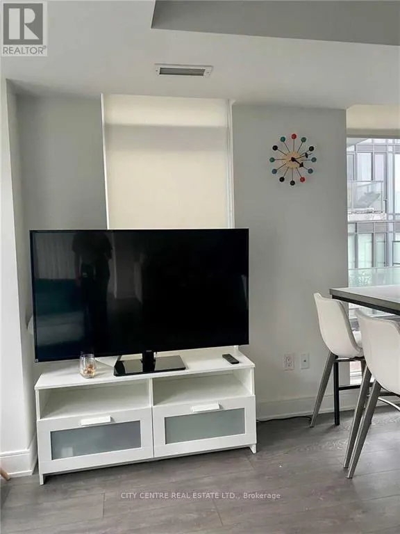 1703 - 525 ADELAIDE STREET W