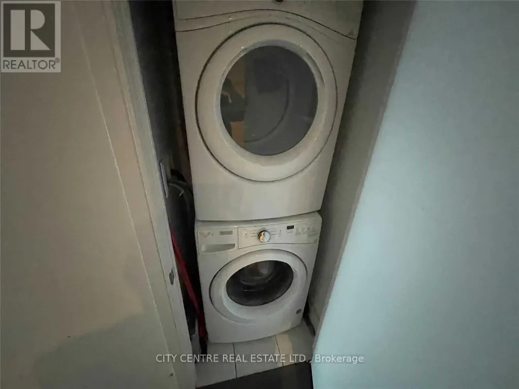 1703 - 525 ADELAIDE STREET W