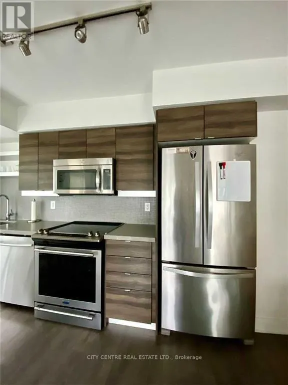 1703 - 525 ADELAIDE STREET W