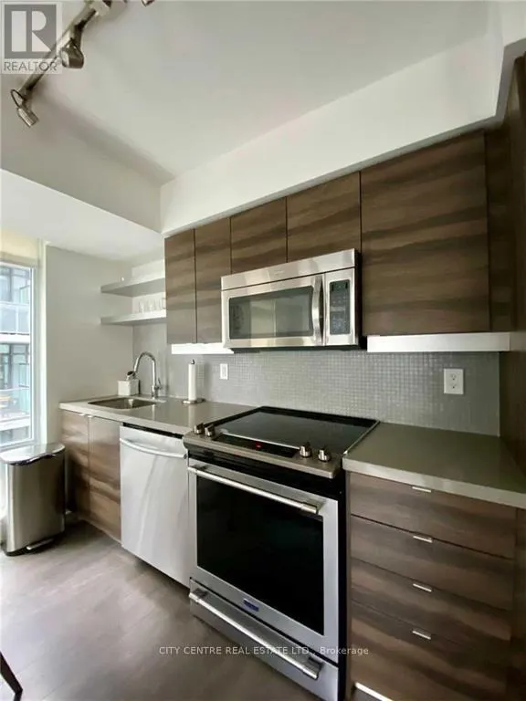 1703 - 525 ADELAIDE STREET W