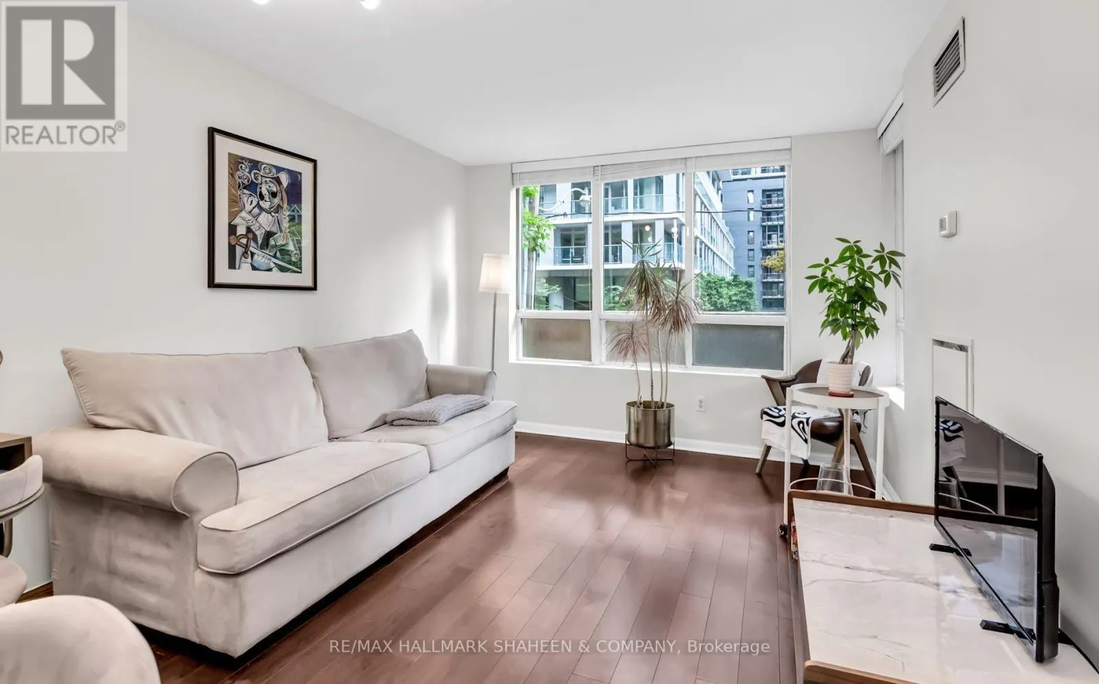 207 - 188 REDPATH AVENUE