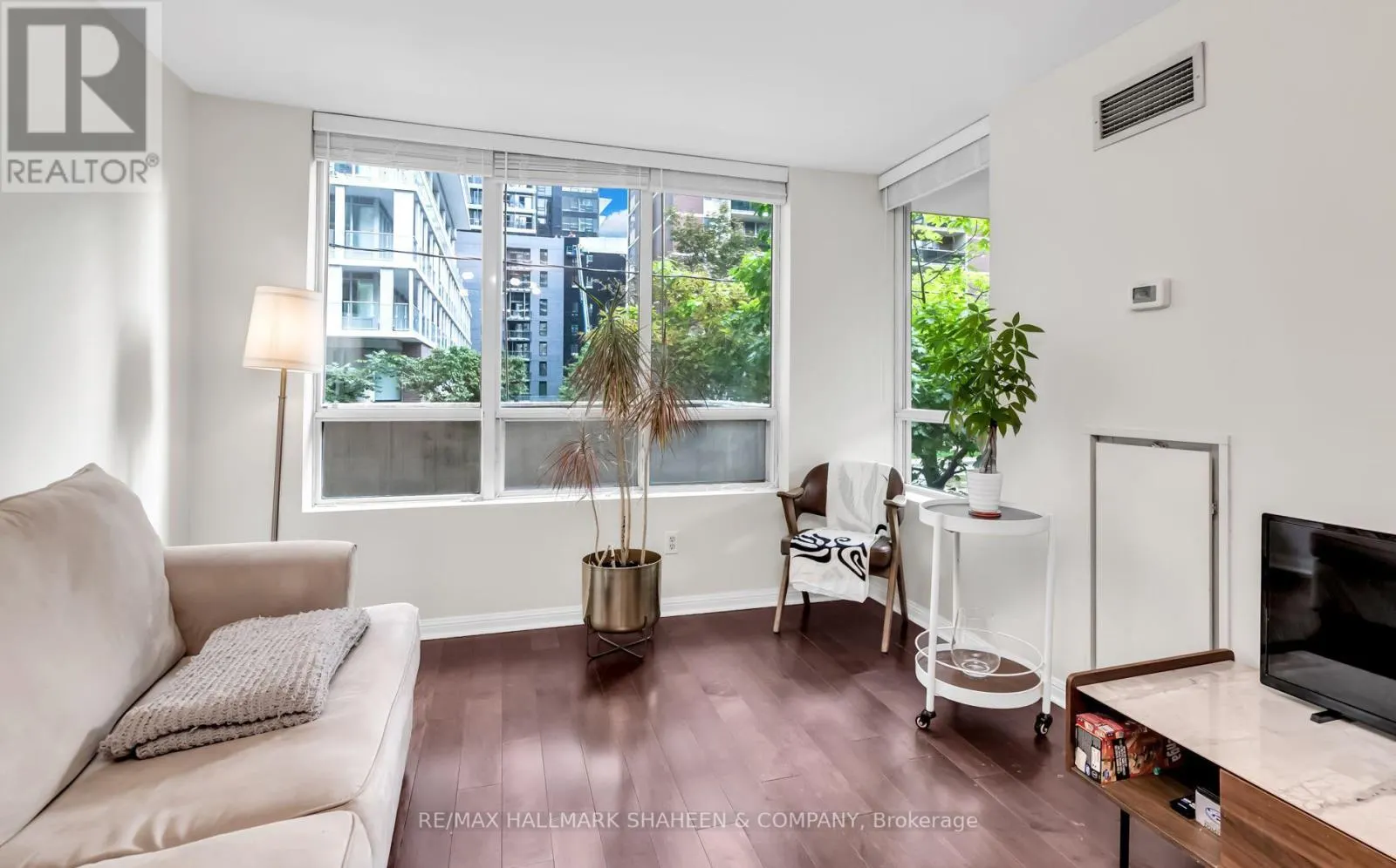 207 - 188 REDPATH AVENUE